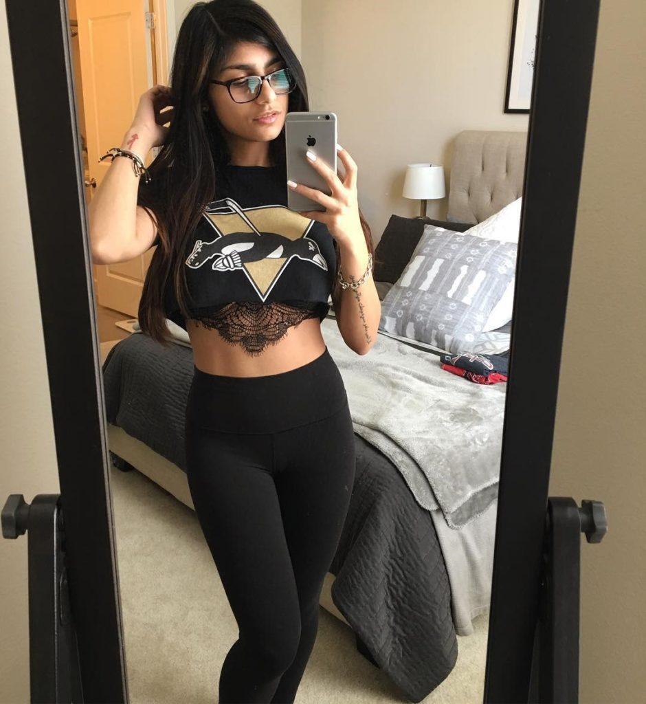 Mia Khalifa mirror selfie insta