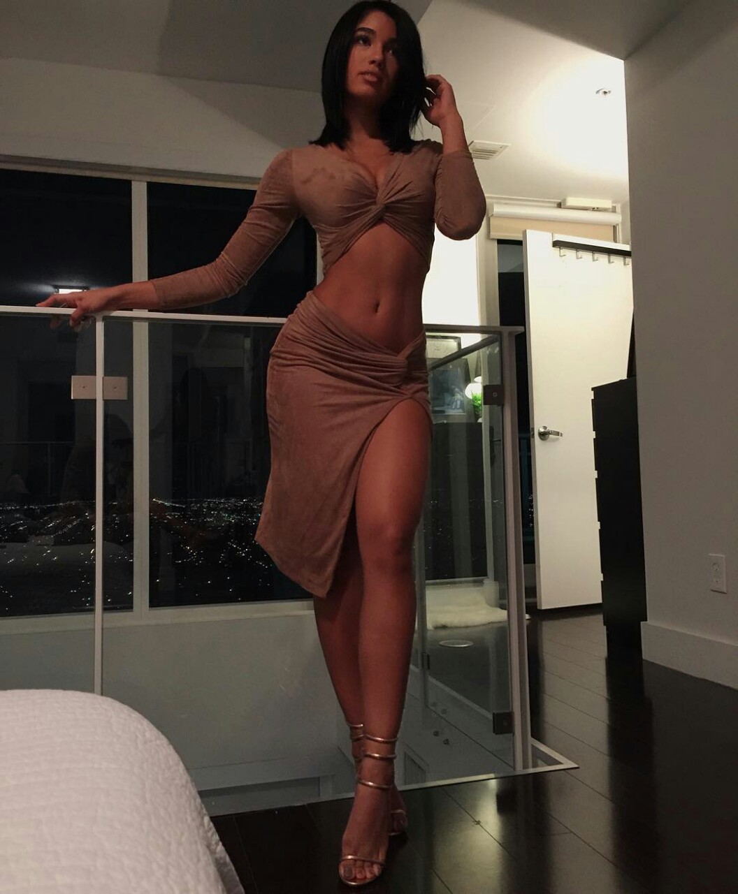 famous model yovanna ventura shows her sexy thigh in little nude skirt