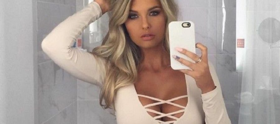 sexy instagram model emily sears showing off her cleavage in selfie pic