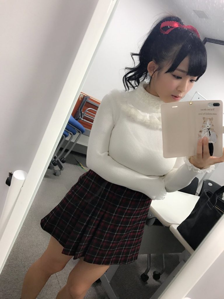 Jun Amaki Japanese schoolgirl selfie