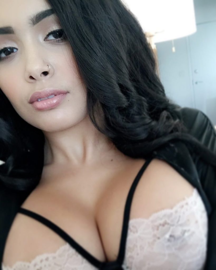 Aaliyah Hadid bra hard nips